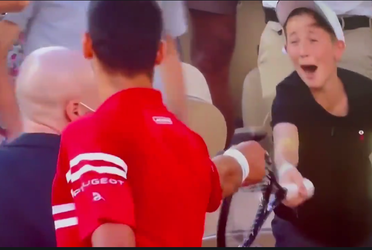 🎥 | Hartverwarmend: Djokovic geeft racket cadeau en bezorgt fan onvergetelijk moment