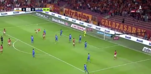 Zieke omhaal Derdiyok na assist Sneijder zorgt voor verbazing bij De Jong (video)