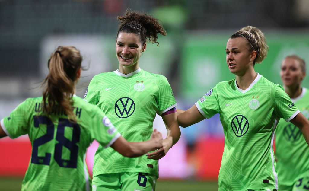 Nederlanders helpen Wolfsburg aan zege in Champions League: goals van Janssen en Smits