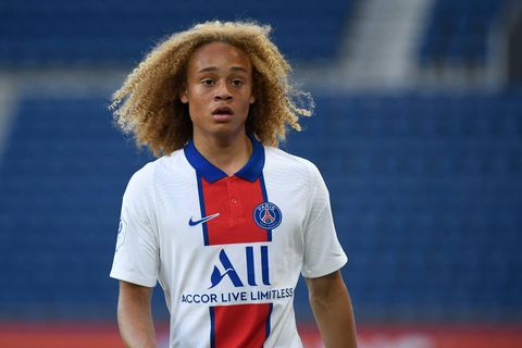 Brutale Xavi Simons (18) laat zich direct zien in 1e oefenwedstrijd PSG