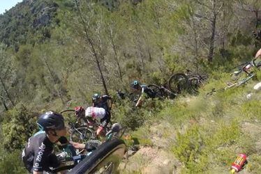 🎥 | Nieuwe beelden tonen chaos bij zware crash in Tour de France: 'Mamma Mia!'