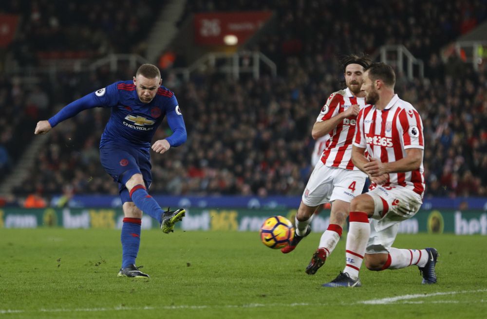 Rooney zet Manchester United diep in blessuretijd naast Stoke (video)