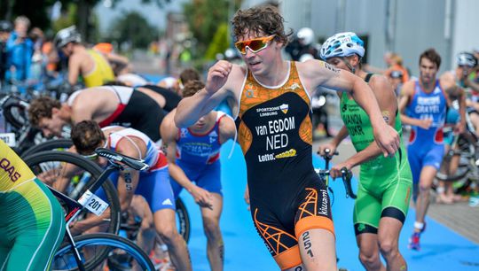 Triatleet Van Egmond (21) bekroont superseizoen met wereldtitel bij junioren