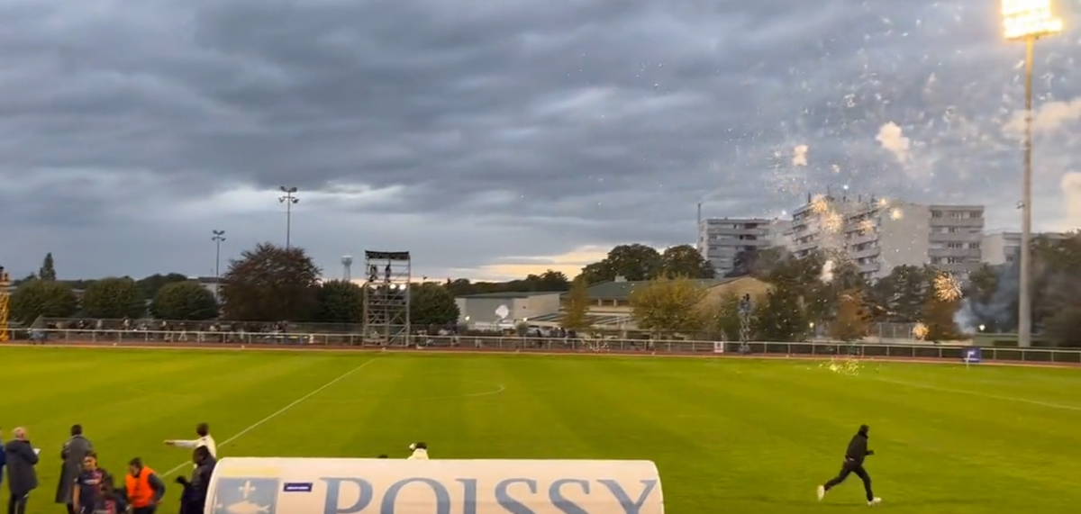 🎥 | Voetbalsters Paris Saint-Germain en Stade de Reims rennen weg voor vuurwerk