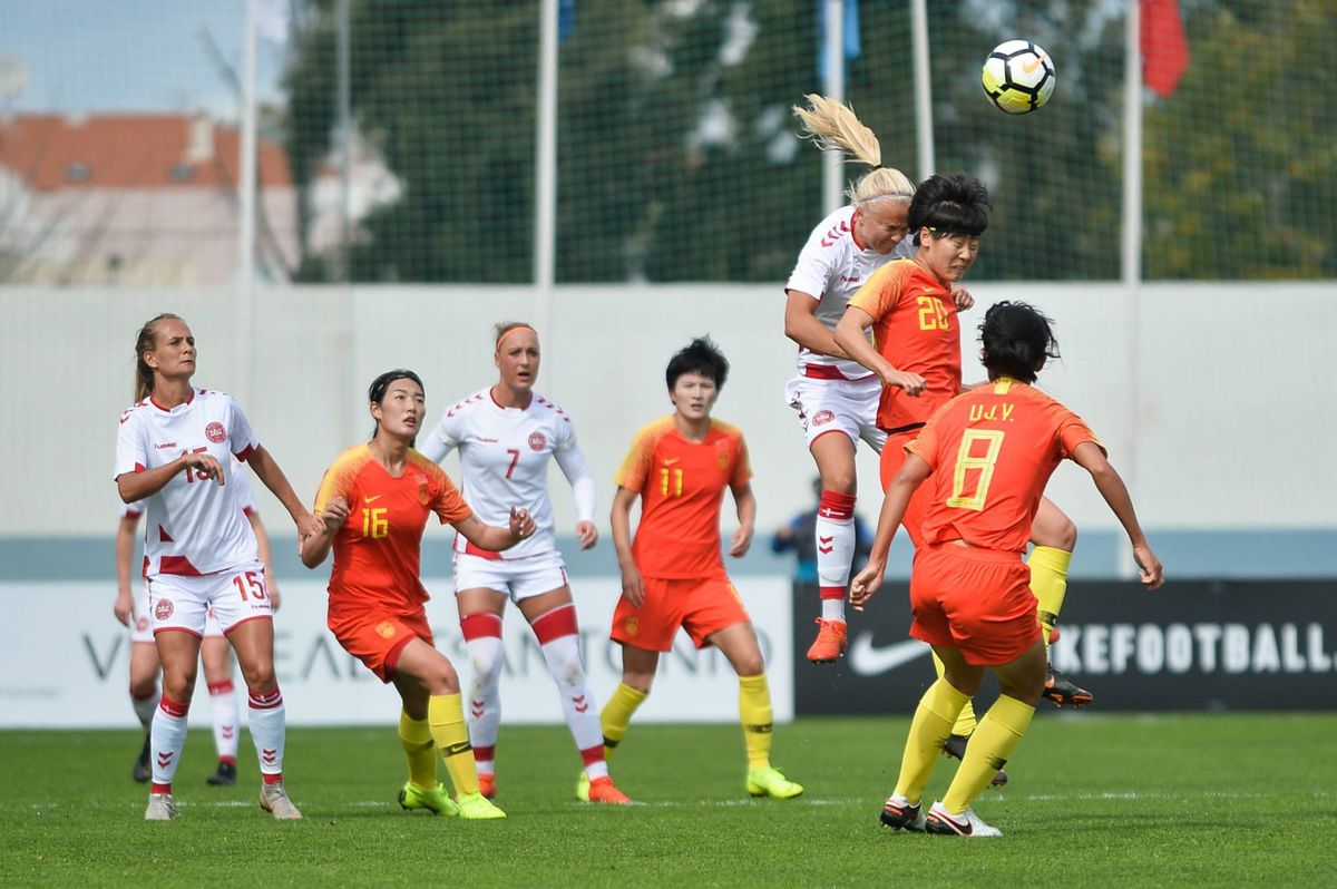 📸 | Chinese voetbalsters moeten door coronavirus trainen in hotelgang