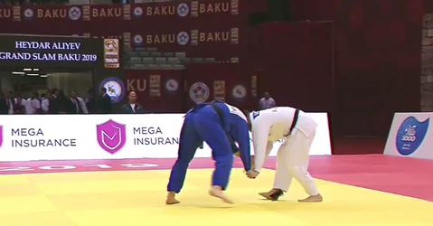WTF! Judoka laat telefoon vallen TIJDENS wedstrijd en heeft meteen verloren (video)