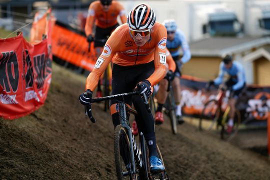 Mathieu van der Poel wint met overmacht het WK veldrijden