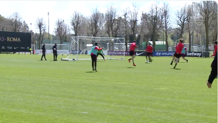 Kluivert poeiert 'm op de training heerlijk in de kruising (video)