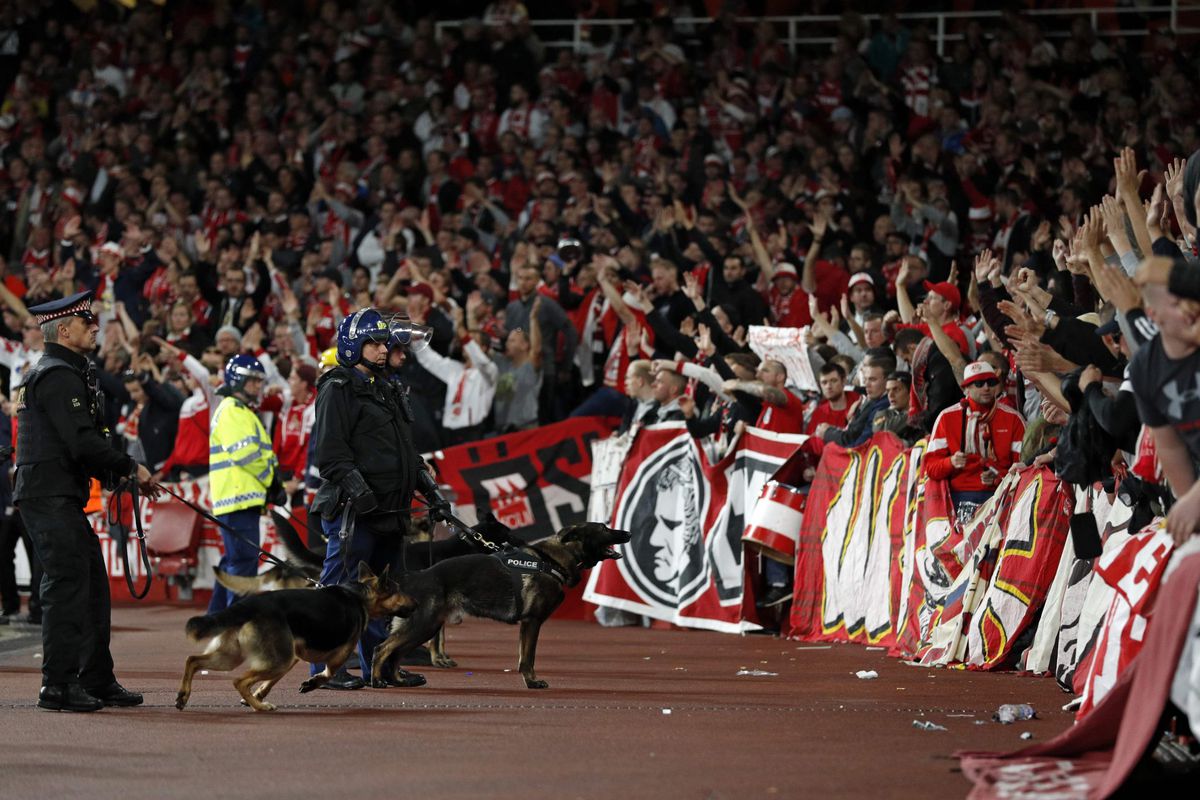Köln-fans slopen stadion, maar club zeikt over de beveiliging