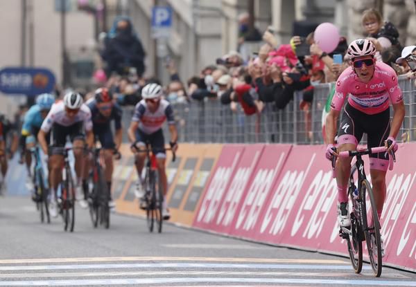 🎥 | Almeida deelt tikje uit aan Wilco Kelderman in 16e etappe Giro d'Italia