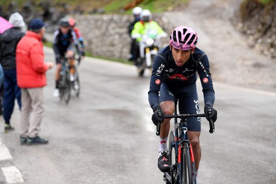 Egan Bernal fietst iedereen naar huis in door noodweer geteisterde en vreemde Giro-etappe