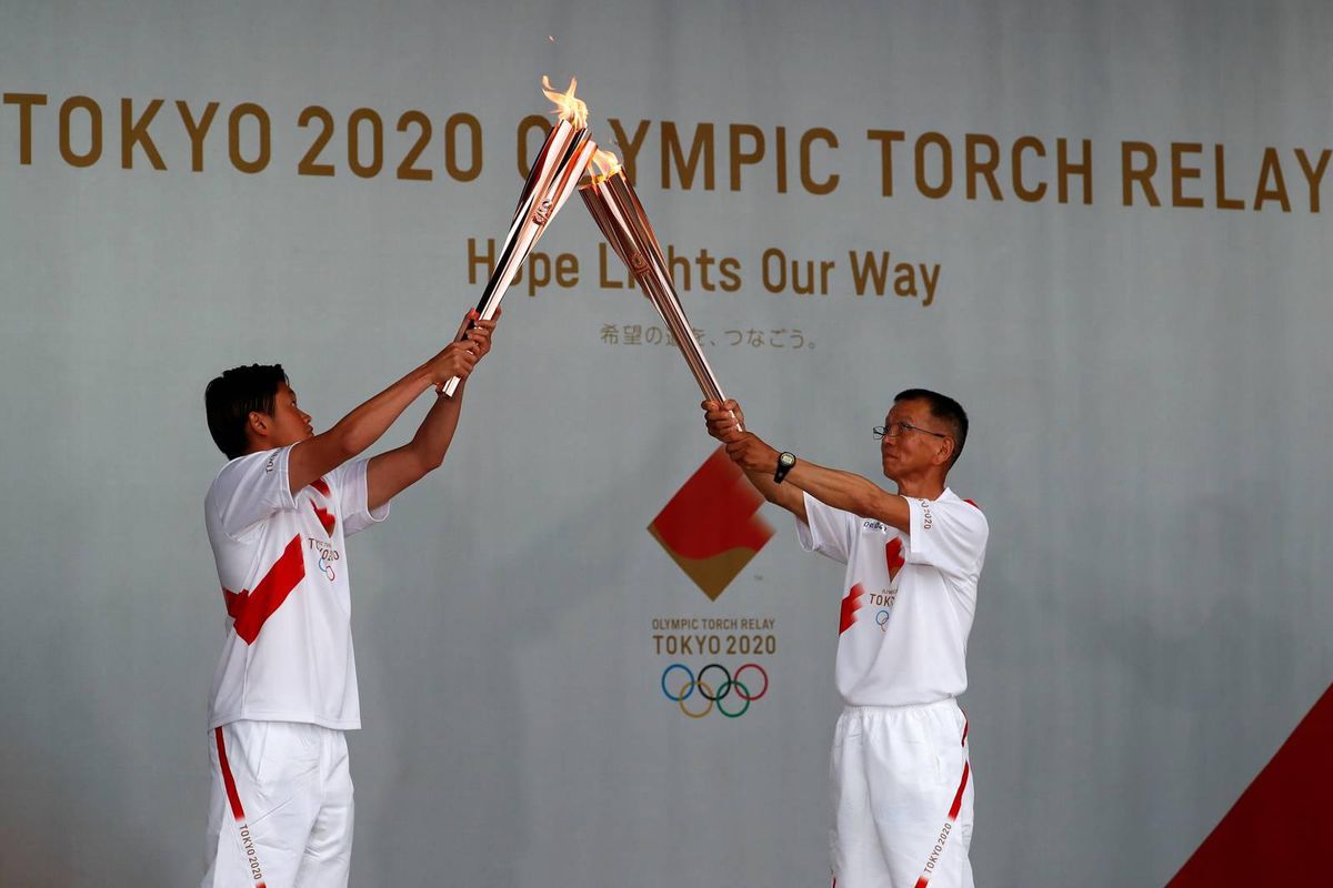 De olympische fakkel gaat in Japan over achterafweggetjes