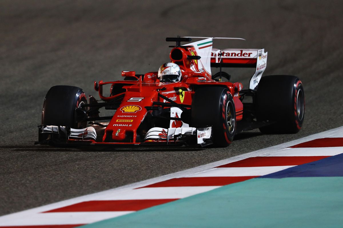 Vettel wint na spannend slot in Bahrein, Verstappen knalt eruit