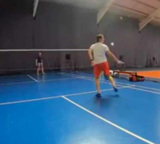 HUH? Engelse badminton bondscoach slaat vreemd punt in trainingsrally (video)