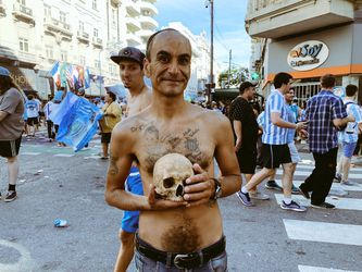 WTF! Fan neemt opa's schedel mee naar titelfeest in Argentinië