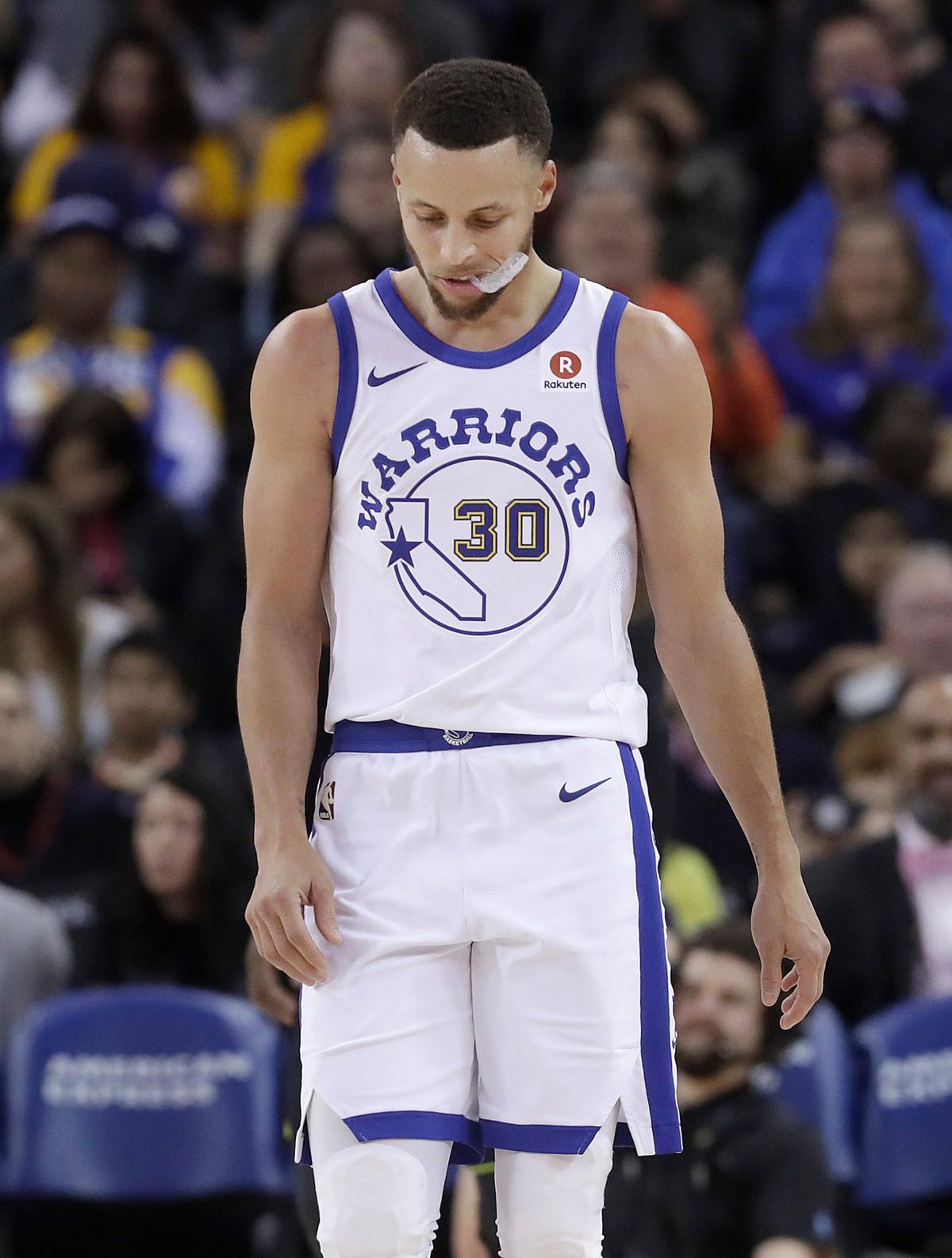 Aderlating voor Warriors: Curry raakt bij rentree opnieuw geblesseerd