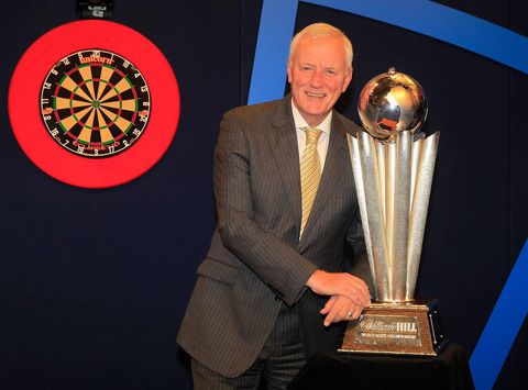 Icoon Hearn (72) stopt als voorzitter PDC en draagt stokje over aan zoon Eddie