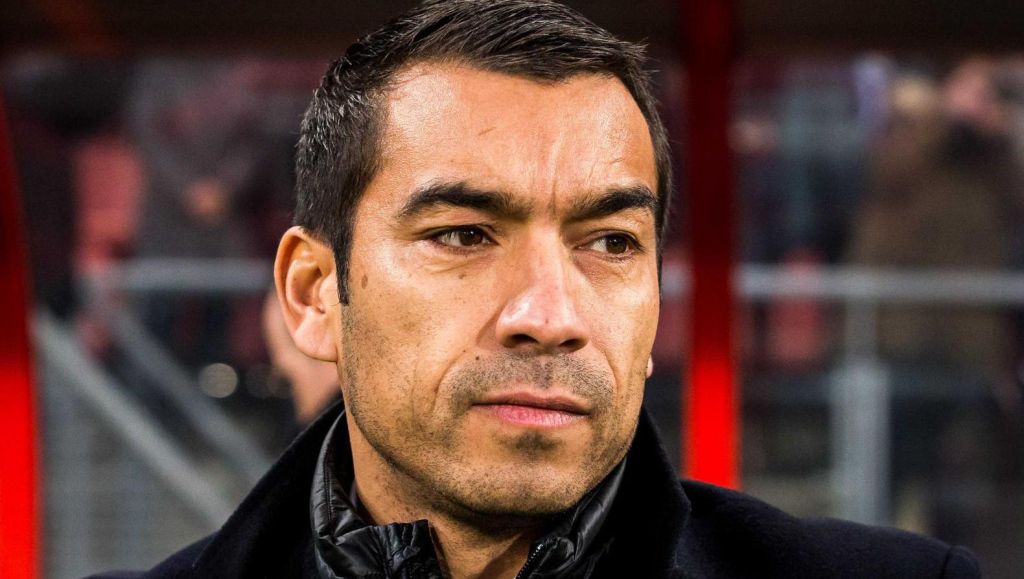 LOL! Van Bronckhorst legt fan uit hoe mobiele telefoontjes werken (video)