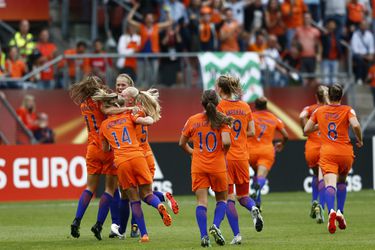 Ontspannen training Oranje Leeuwinnen trainen met boter, kaas & eieren (video)