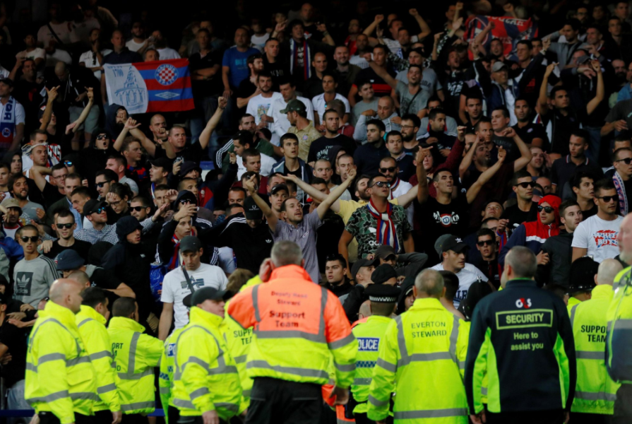 Everton-Hajduk tijdelijk stilgelegd na debiel apengedrag van beide fans (video)