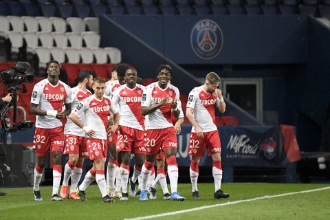 AS Monaco deelt gevoelige tik uit aan PSG en maakt titelstrijd in Frankrijk super spannend