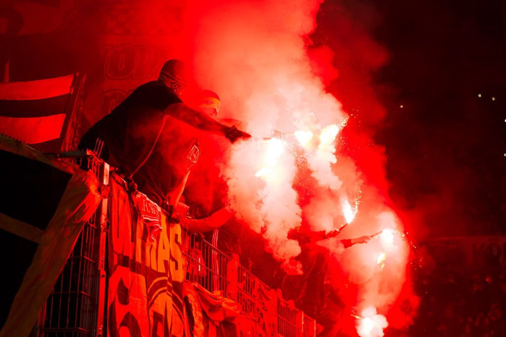 Supporter en kind gewond na vuurwerk bij Mainz - Bremen