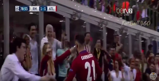 Carrasco scoort in CL-finale en zoent daarna (hopelijk!) zijn vriendin (video)