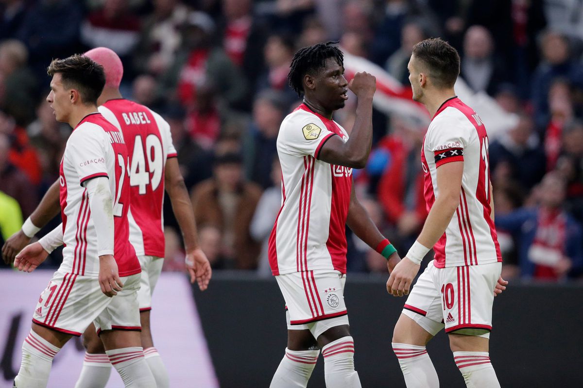 Ajax profiteert optimaal van uitglijder AZ
