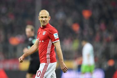 Robben wacht nog even met verlengen van contract