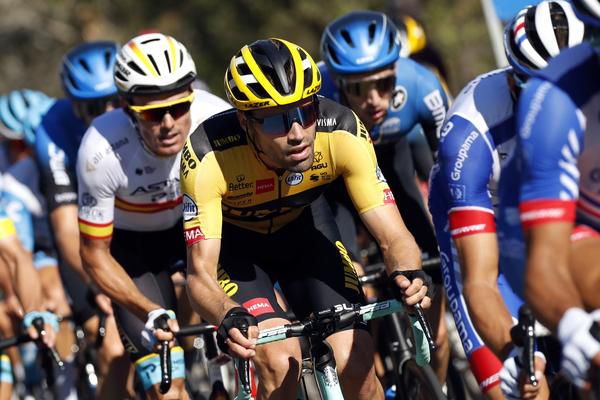 Tom Dumoulin schrikt van hoeveelheid wielerfans zonder mondkapje langs de route