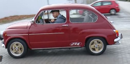 Sergio Ramos komt 'a la Mister Bean' in mini-auto naar training (video)