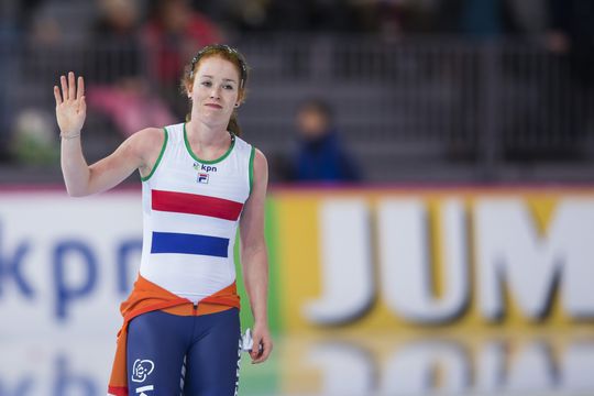 Antoinette de Jong opent schaatsbal met winst op 3000 meter