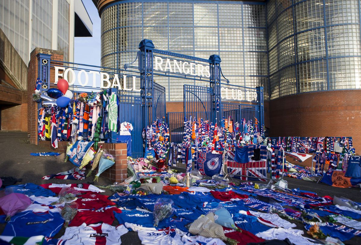 Rouwstoet voor Ricksen komt langs Rangers-stadion