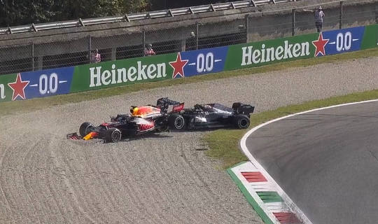 🎥 | WTF! Verstappen BOVENOP Hamilton bij Grand Prix van Italië