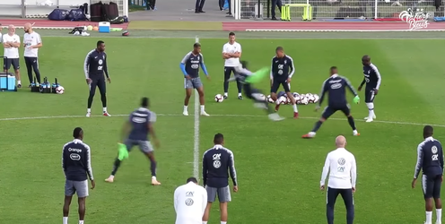 LOL! Mbappé vernedert Dembélé op trainingsveld Frankrijk (video)
