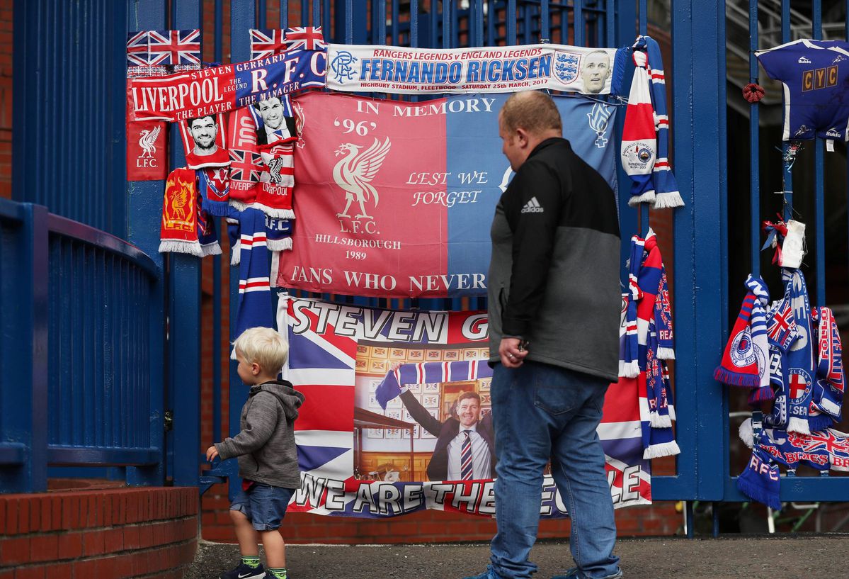Supporters Rangers herdenken Ricksen bij stadion met sjaals en bloemen