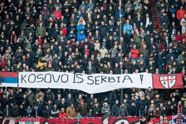 Twente haalt Kosovo-spandoek weg op verzoek Celina
