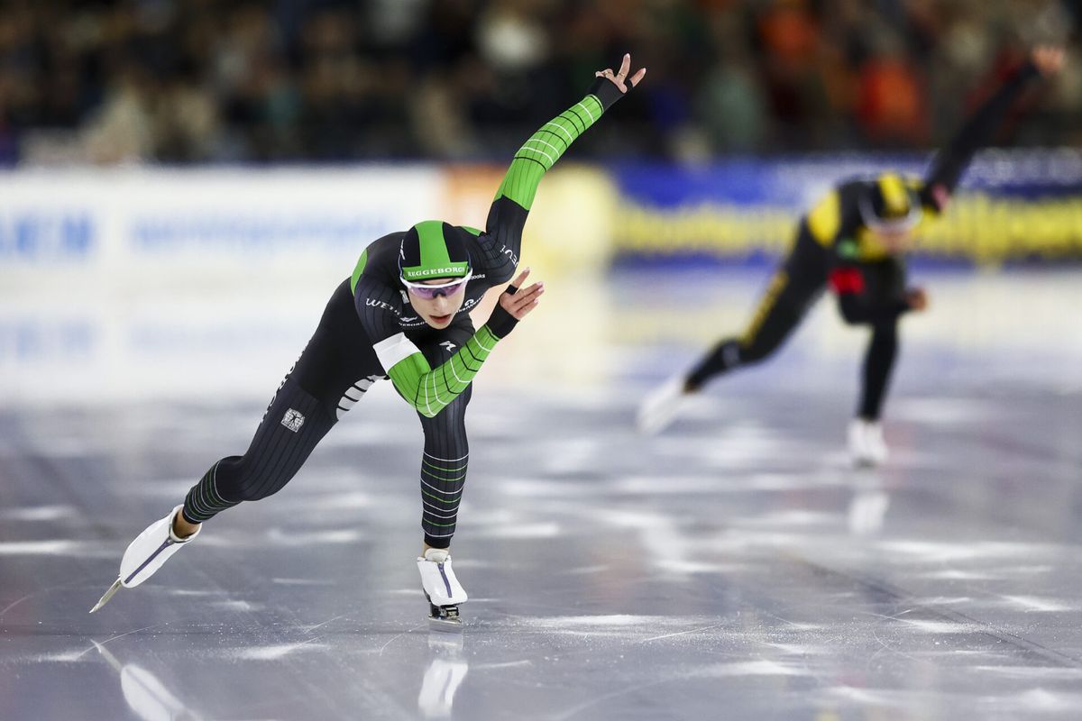 NK afstanden schaatsen |  Femke Kok wint opnieuw van Jutta Leerdam op 500 meter