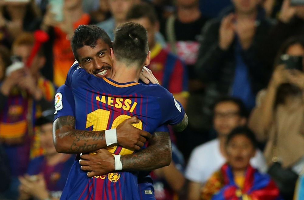 Messi en Paulinho toveren in Camp Nou (video's)