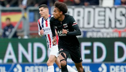 AZ komt extreem goed weg bij Willem II na gemiste penalty Pavlidis