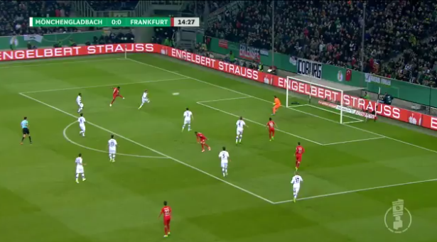 BOEM! Tawatha knalt de bal keihard binnen voor Eintracht (video)