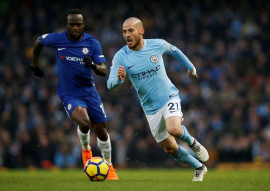 David Silva in Manchester voor pot tegen Stoke, vliegt daarna terug naar Spanje