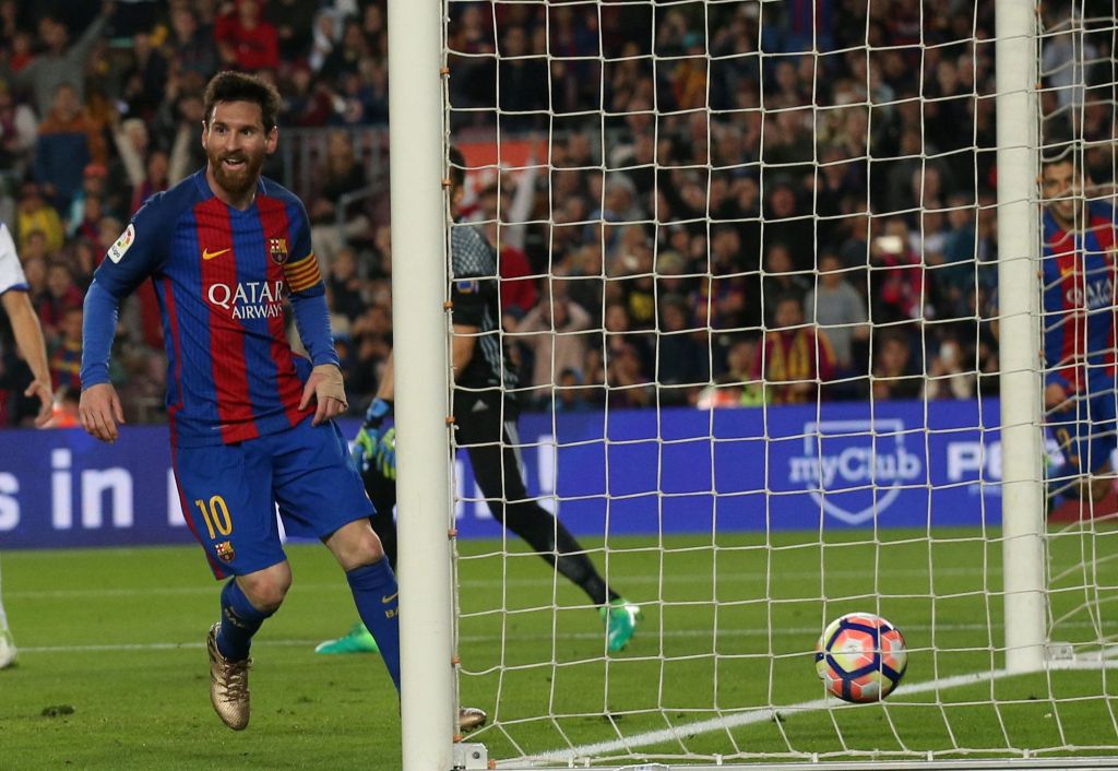 Messi leidt Barcelona in eerste helft langs Sociedad