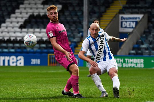 Huddersfield Town beboet voor ludiek protest tegen shirtsponsoring