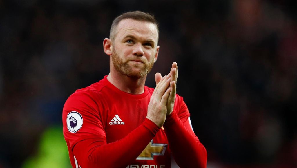 Rooney evenaart Charlton als topscorer aller tijden van United
