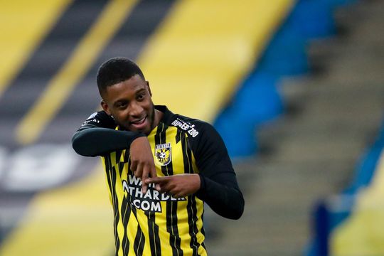 🎥 | Hiddink wil Bazoer international van Curaçao maken