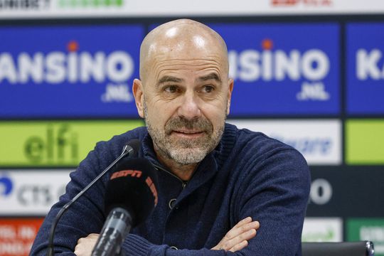 Peter Bosz woest over actie van AZ-fans: 'Wat is dat voor onzin?'