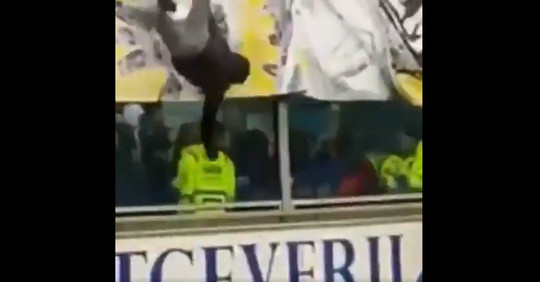 HAHA! Sneue Vitesse-supporter flikkert vanuit uitvak op het veld bij De Graafschap (video)