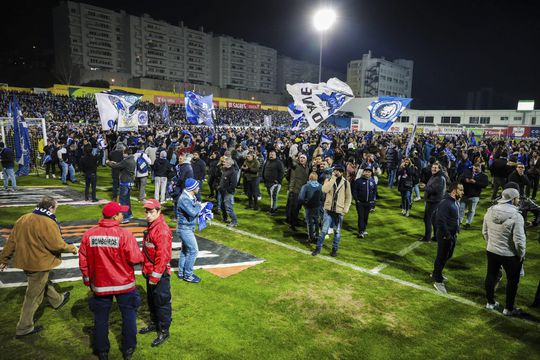 Tribune bij Estoril-FC Porto dreigt in te storten, fans het veld op
