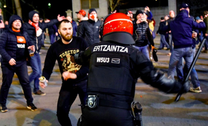 Baskische agent sterft bij rellen tussen Bilbao-fans en Spartak-supporters (video)